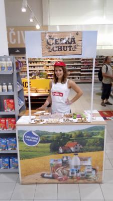 Promotérky na ochutnávku pečiva Penam Hradec Králové
