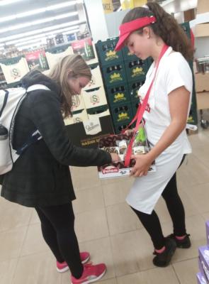 Promotérky na ochutnávku pečiva Penam Praha 