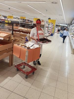 Promotérky na ochutnávku pečiva Penam Kutna Hora