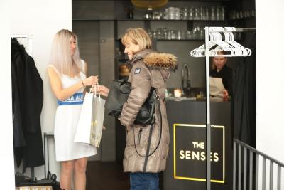 Hosteska na tiskovou konferenci AAA AUTO The Senses Praha