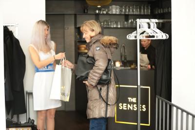 Hosteska na tiskovou konferenci AAA AUTO The Senses Praha