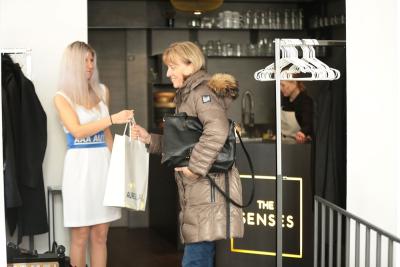Hosteska na tiskovou konferenci AAA AUTO The Senses Praha