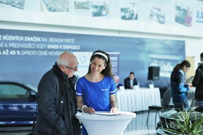 Hosteska na tiskovou konferenci pro Mototechnu